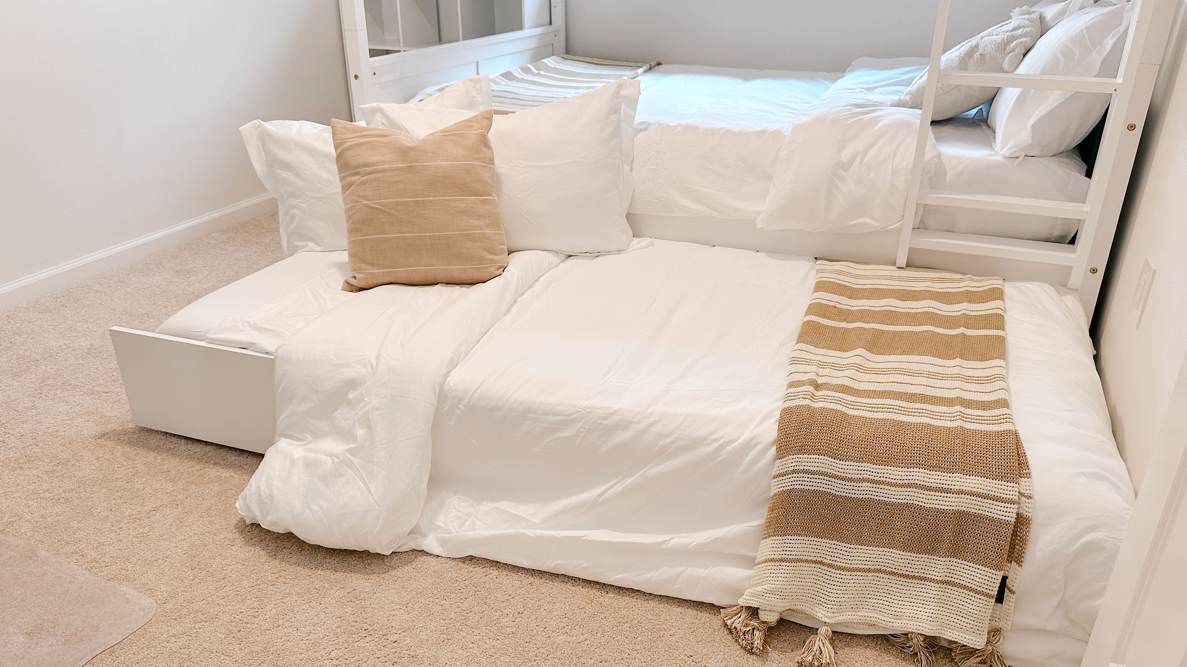 3 bedrooms, desk, iron/ironing board, travel crib