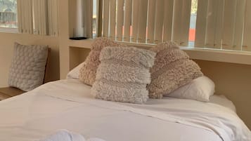 4 bedrooms, desk, iron/ironing board, free WiFi