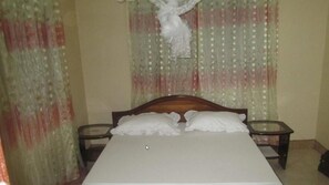 Chambre Simple Économique | Bureau, chambres insonorisées, fer et planche à repasser