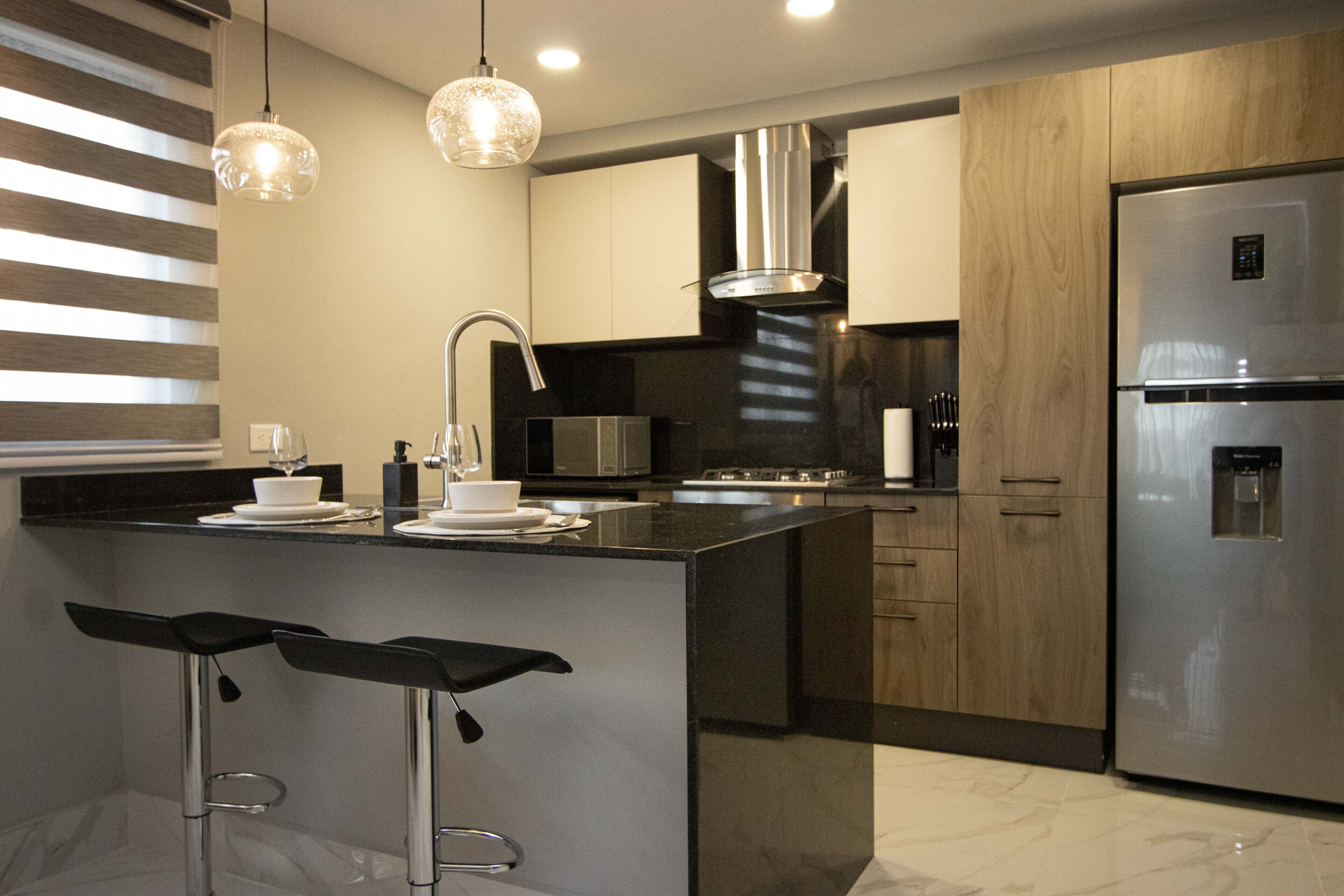 Frigorífico, microondas, horno y cafetera o tetera