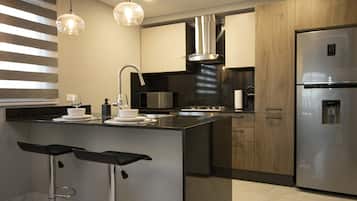 Refrigerador, microondas, horno y cafetera y tetera