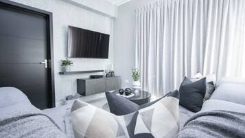 1 habitación, caja de seguridad en la habitación y escritorio