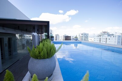 Céntrico con Piscina+bbq+gym+espacio de Trabajo y Personal en el Lobby 24/7
