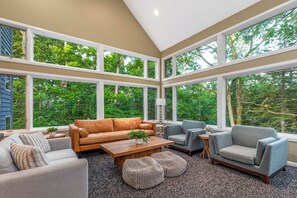 Smart TV, fireplace, books - Treehouse: Hot Tub! Firepit! Cozy, Secluded, + Spacious. (Galena)