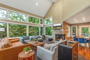 Interior - Treehouse: Hot Tub! Firepit! Cozy, Secluded, + Spacious. (Galena)