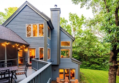 Treehouse: Hot Tub! Firepit! Cozy, Secluded, + Spacious.