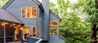 Treehouse: Hot Tub! Firepit! Cozy, Secluded, + Spacious.