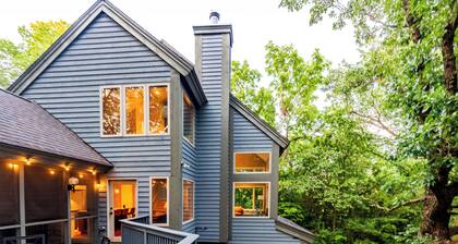 Treehouse: Hot Tub! Firepit! Cozy, Secluded, + Spacious.