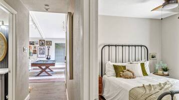 4 bedrooms, desk, iron/ironing board, WiFi