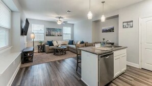 Um apartamento moderno com sala de estar, cozinha e espaço de refeições.