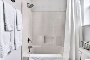 Sèche-cheveux, savon, shampoing, papier toilette