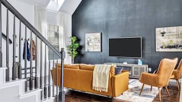 Televisie, een open haard en een kantoor