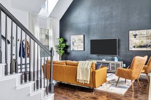 TV, caminetto, studio