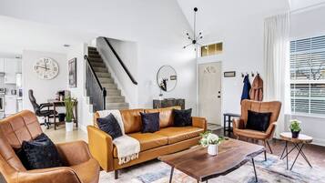 Televisión, chimenea y oficina