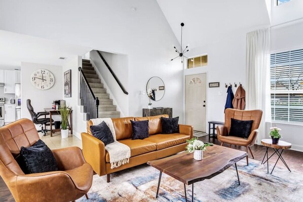 Télévision, cheminée, espaces bureaux