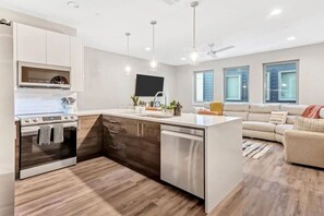 Fridge, microwave, oven, stovetop - Private Rooftop Patio+ Luxury 4 Story Home in FW (Fort Worth)