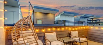 Private Rooftop Patio+ Luxury 4 Story Home in FW
