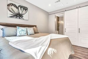 2 bedrooms, desk, iron/ironing board, travel crib - Private Rooftop Patio+ Luxury 4 Story Home in FW (Fort Worth)