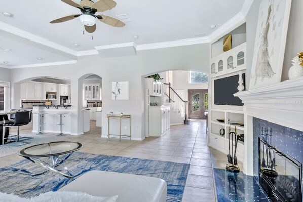 Televisión, chimenea, estéreo y oficina