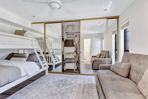 2 soverom, skrivebord, strykejern/-brett og wi-fi