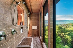 Douche, sèche-cheveux, serviettes fournies, savon