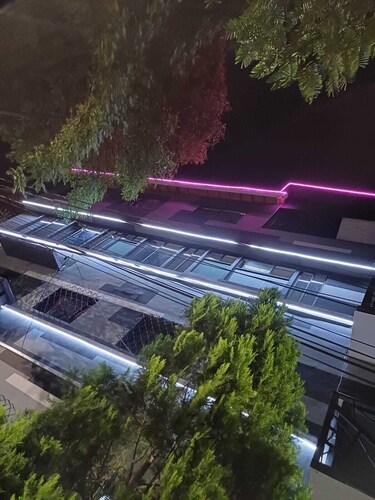 Pvt Room with Access to Rooftop and Jacuzzi