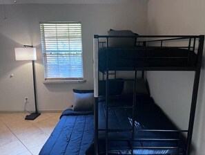 2 dormitorios, tabla de planchar con plancha, wifi y ropa de cama