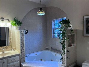 Regadera, toallas, jabón, shampoo 