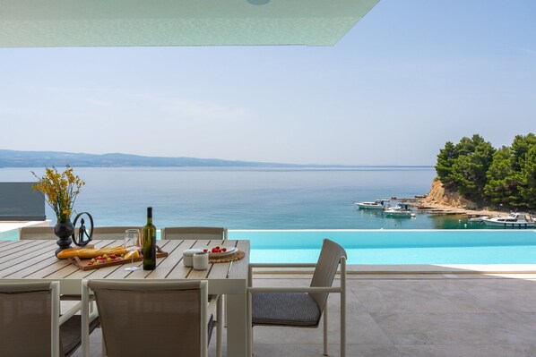 Outdoor dining - Beachfront Villa Marelia with Pool (Omiš)