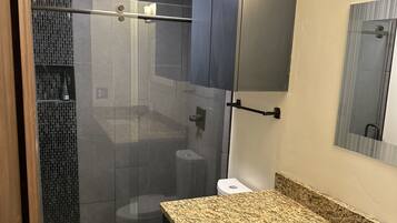 Toallas, jabón, papel de baño