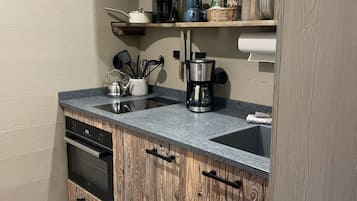 Kühlschrank, Ofen, Herdplatte, Wasserkocher mit Kaffee-/Teezubehör