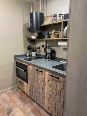 Fridge, oven, stovetop, coffee/tea maker