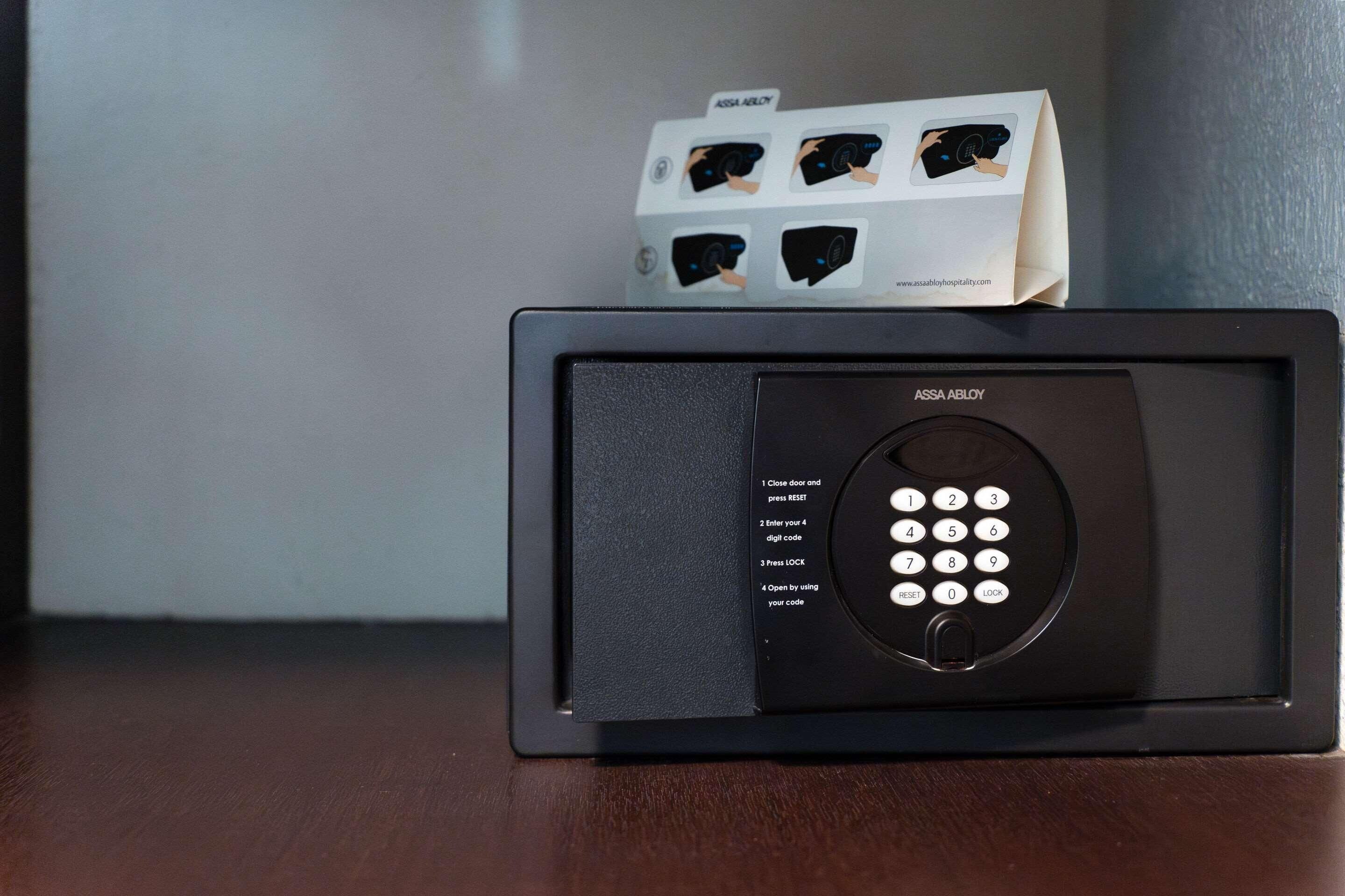Un dispositivo electrónico negro con teclado y un conjunto de instrucciones en el lateral.
