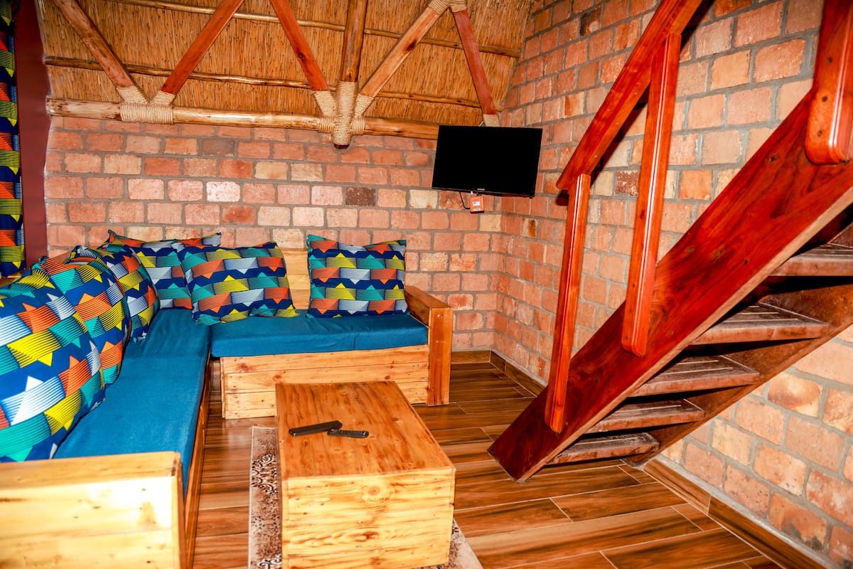 Family Cottage | 1 bedroom, desk, free WiFi, bed sheets