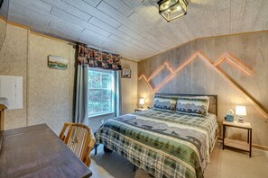 3 bedrooms, desk, iron/ironing board, Internet - Northville Cabin with Fire Pit, 4 Mi to Boat Ramp! (Northville)
