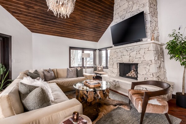 Smart-TV, peis, bøker og stereoanlegg