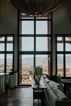 Smart-TV, peis, bøker og stereoanlegg