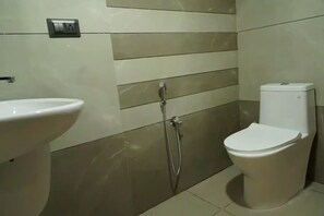 Toalhas de banho, sabonete, shampoo, papel higiênico