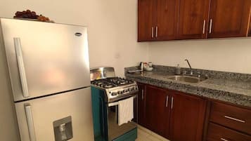 Refrigerador con congelador, horno, cafetera y tetera y licuadora