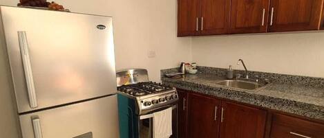 Peti sejuk/penyejuk beku saiz penuh, ketuhar, pembancuh kopi/teh