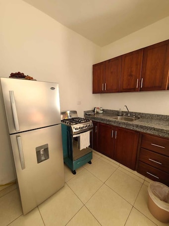 Refrigerador con freezer, horno, cafetera/tetera, licuadora