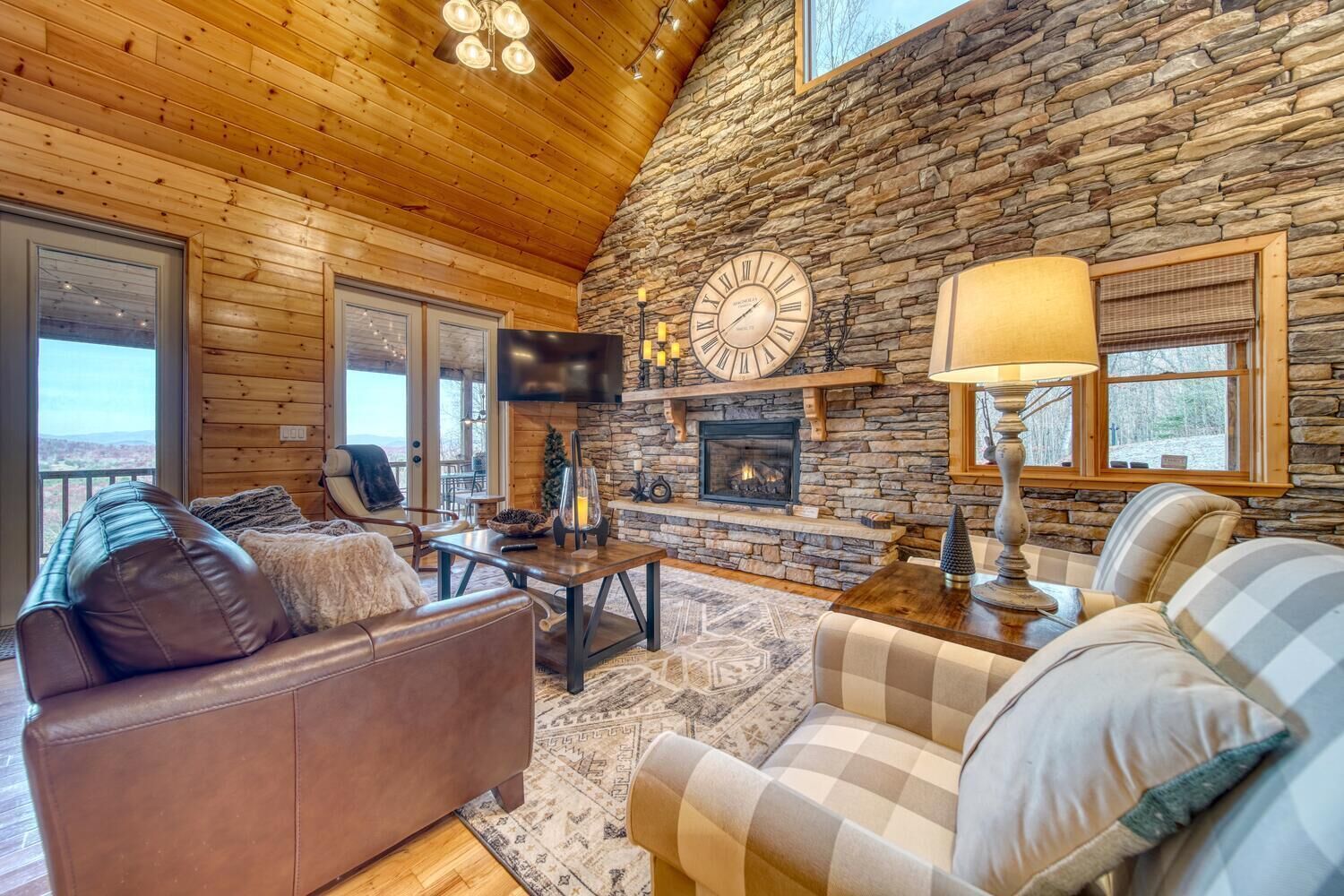 TV connectée, cheminée, livres