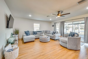 TV - Bikes, Kayak & Dock: Lakefront Inverness Retreat (Inverness)