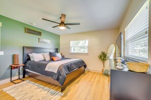 3 bedrooms, iron/ironing board, WiFi, bed sheets - Bikes, Kayak & Dock: Lakefront Inverness Retreat (Inverness)