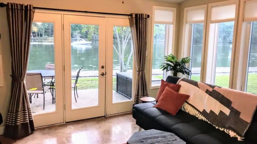 Spacious Lakeside Country Getaway