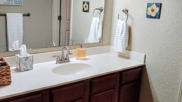 Comfort Condo | Bathroom | Combined shower/bathtub, towels