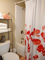Condo conforto | Banheiro | Chuveiro/banheira combinados, toalhas de banho