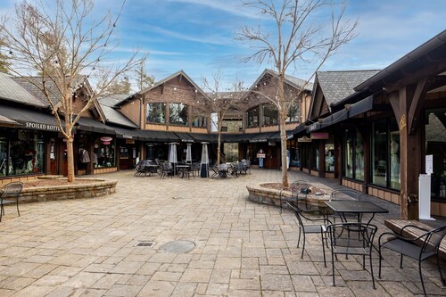 Cabin on scenic pond, 6 min drive to downtown Highlands & pet friendly!