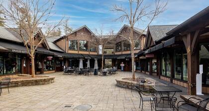 Cabin on scenic pond, 6 min drive to downtown Highlands & pet friendly!