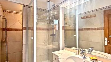 Shower, hair dryer, toilet paper